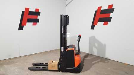 Ruční vysokozdvižný vozík 2025  BT SWE140L (1)