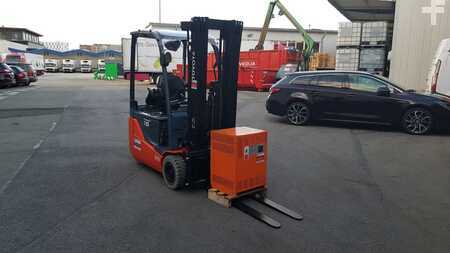 Eléctrica de 3 ruedas 2020  Toyota 8FBEK16T (2)