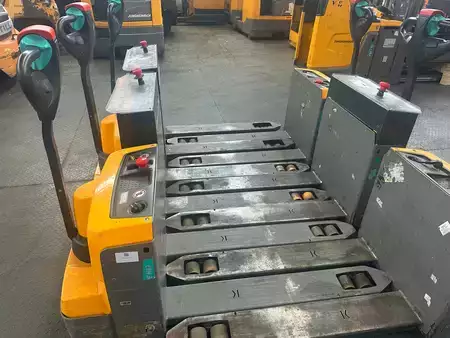 Porta-paletes elétrico 2021  Jungheinrich EJE M13 2021y (5pc in stock) (5)