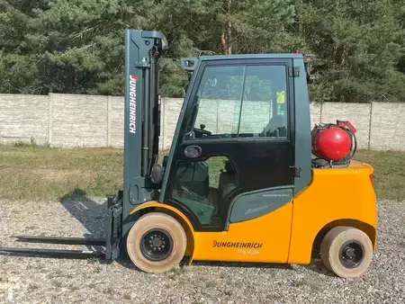 Treibgasstapler 2015  Jungheinrich TFG435S (1)