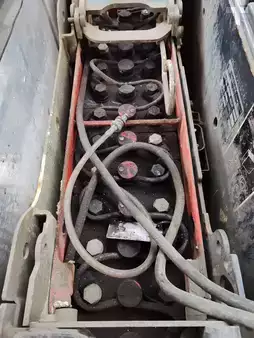 Magasemelésű béka 2007  Linde L12 battery problem (4)