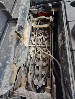 Magasemelésű béka 2007  Linde L12 battery problem (5)
