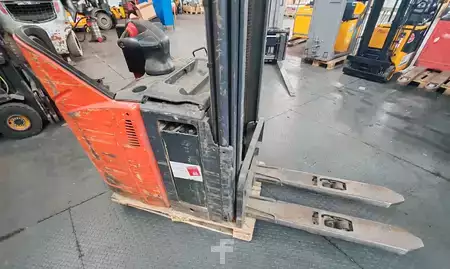 Magasemelésű béka 2007  Linde L12 battery problem (2)