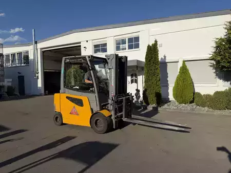 Elektryczne 4-kołowe 2018  Jungheinrich EFG S30 4.7m/ 4v/ 5379h (2)