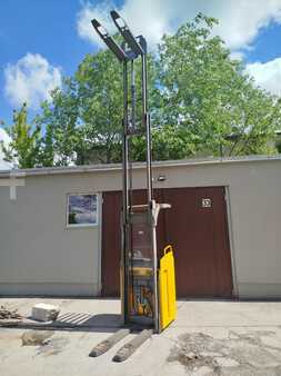 Stoccatori uomo seduto 2018  Jungheinrich ESC214z initial lift (6)