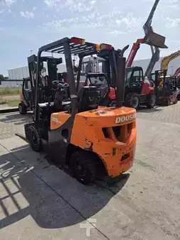 Chariots élévateurs diesel 2019  Doosan D25GP (4)