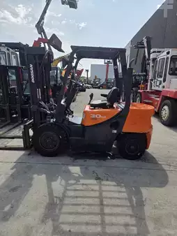 Chariots élévateurs diesel 2019  Doosan D30GP (3)