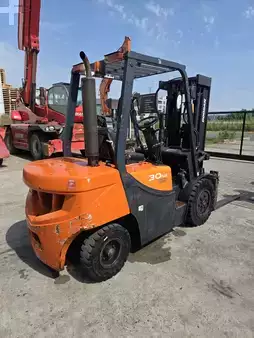 Chariots élévateurs diesel 2019  Doosan D30GP (5)