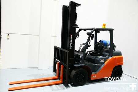 Propane Forklifts 2016  Toyota 8FG40N (1)