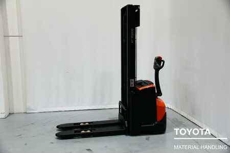 Pallet Stackers 2017  Toyota SWE120 (1)