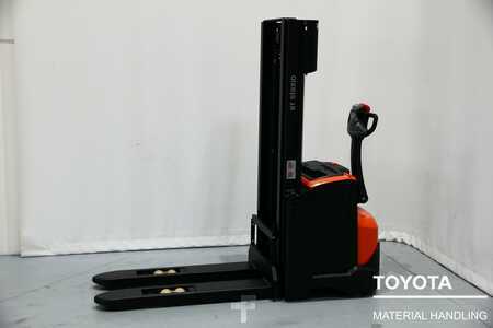 Pallet Stackers 2017  Toyota SWE140 (1)