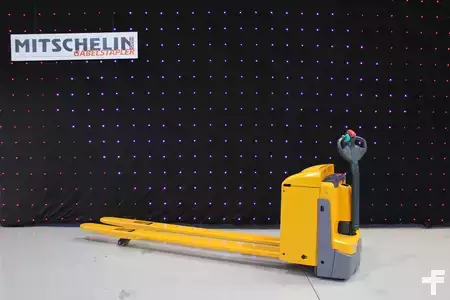 Porta-paletes elétrico 2019  Jungheinrich EJE 225 m. Langgabeln 2400 mm (EHW189) (1)