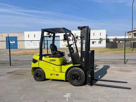 Carrello elevatore diesel 2023  Clark GTS25 (1)