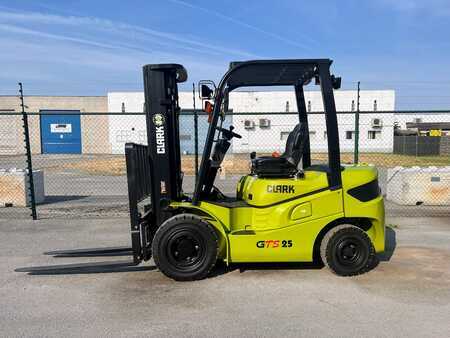 Carrello elevatore diesel 2023  Clark GTS25 (3)