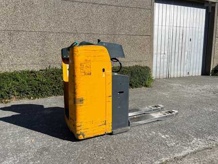 Electric Pallet Trucks 2006  Jungheinrich ESE120 (3)