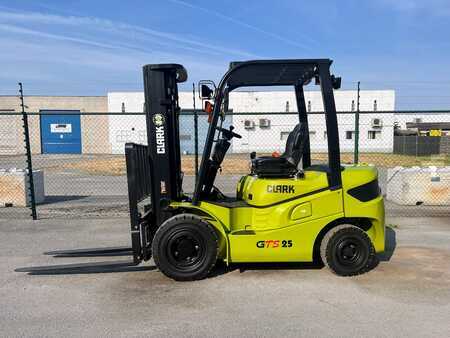 Carrelli elevatori diesel 2023  Clark GTS25 (3)