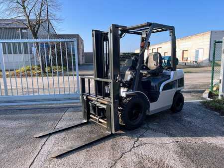 Treibgasstapler 2014  Nissan P1F2A25 (1)