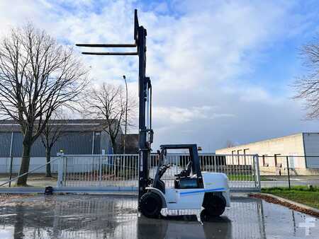 Diesel Forklifts 2019  Nissan D1F5F45U (2)