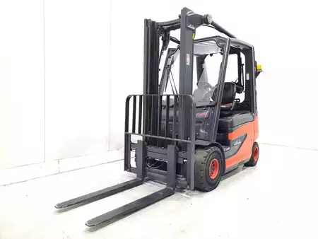 Elektryczne 4-kołowe 2017  Linde E25-01 RENTAL (2)