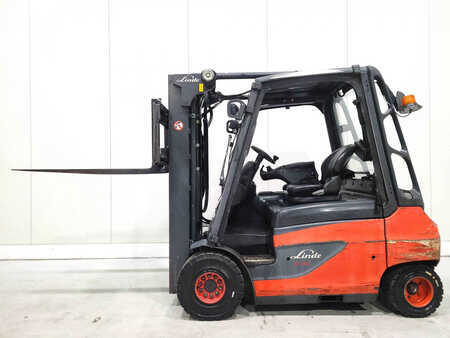 Elektro čtyřkolový VZV 2013  Linde E30-01 (1)