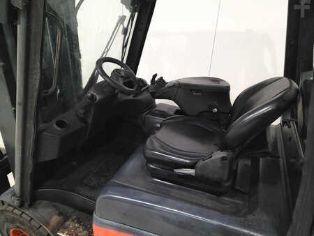 Elektro čtyřkolový VZV 2013  Linde E30-01 (3)