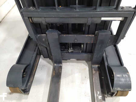 Carrelli retrattili 2019  Linde R12N-01 (4)