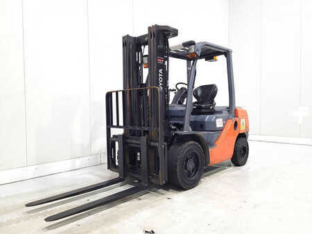 Carrelli elevatori diesel 2011  Toyota 8FDF30 (2)