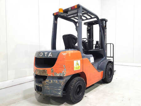 Carrelli elevatori diesel 2011  Toyota 8FDF30 (5)