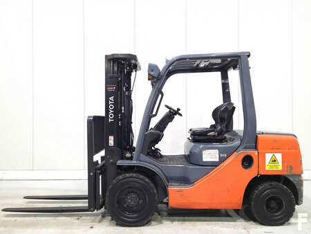 Carrelli elevatori diesel 2011  Toyota 8FDF30 (7)