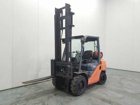 LPG Forklifts 2012  Toyota 8FGF30 (1)