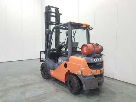 LPG Forklifts 2012  Toyota 8FGF30 (2)