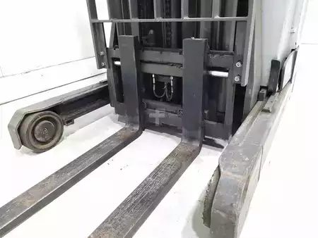 Reach Trucks 2012  Nissan ULS120 (4)