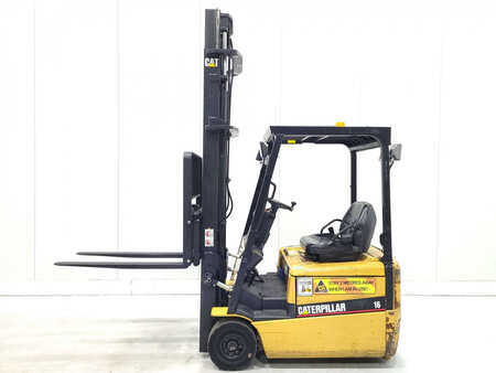Chariots électriques à 3 roues 2002  CAT Lift Trucks EP16KT (1)