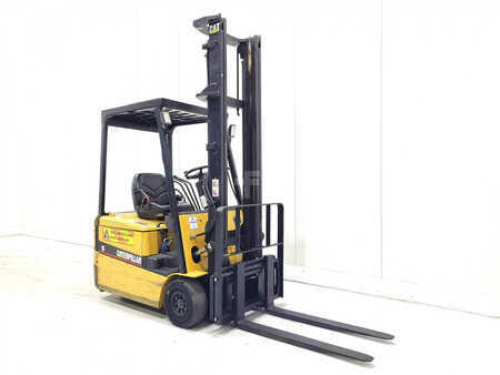Chariots électriques à 3 roues 2002  CAT Lift Trucks EP16KT (2)