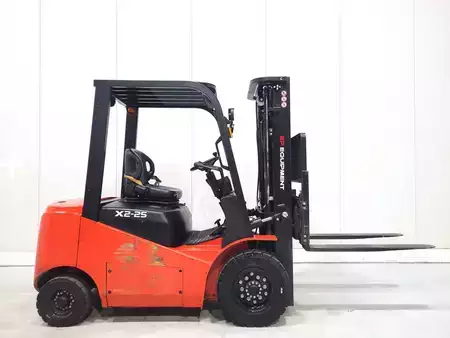 Carrelli elettrici 4 ruote 2025  EP Equipment EFL252X2 HC 280 RENTAL (1)