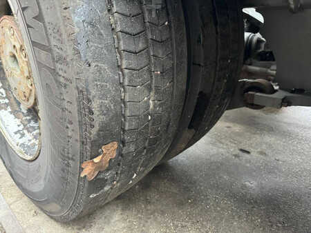 Terminál traktor 2006  Terberg YT 182 (18)