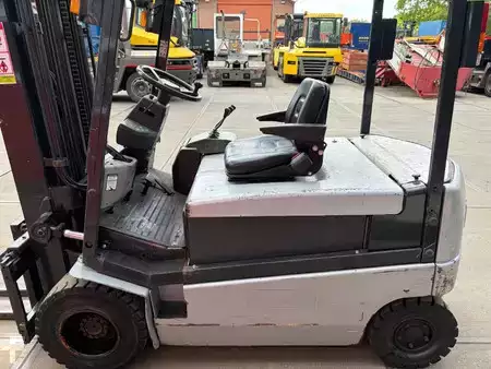 Electric - 4 wheels 2002  Nissan GQ02 L 30 CU (6)