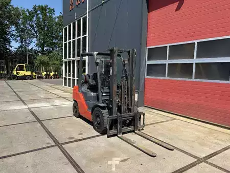 LPG heftrucks 2017  Toyota 02-8FGF25 2500 kg LPG heftruck (2)