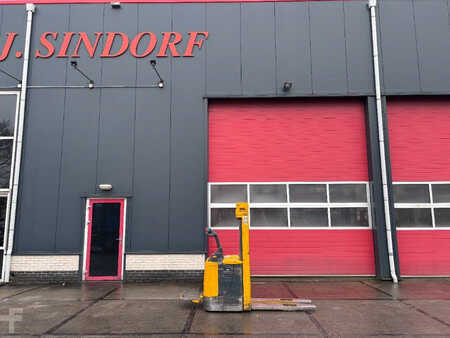 Stacker de condutor em pé 2002 Jungheinrich WP 12S (1)