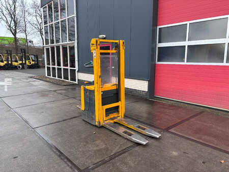 Stacker de condutor em pé 2002 Jungheinrich WP 12S (2)