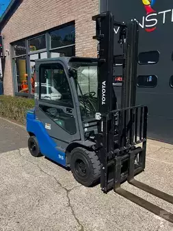Dieselový VZV 2021  Toyota 52-8 FDF25 (2)