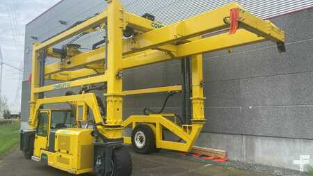 Reachstackers - Combilift Straddle Carrier (2)