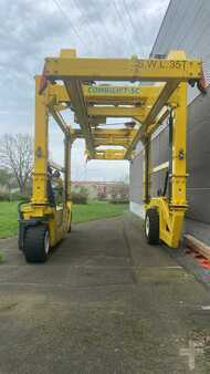 Reachstackers - Combilift Straddle Carrier (3)