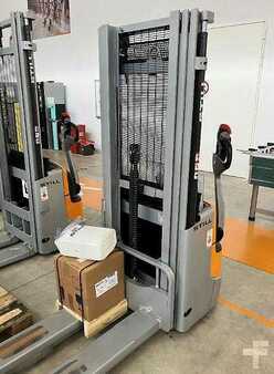 Pallet Stackers 2017  Still EXV 12 (1)