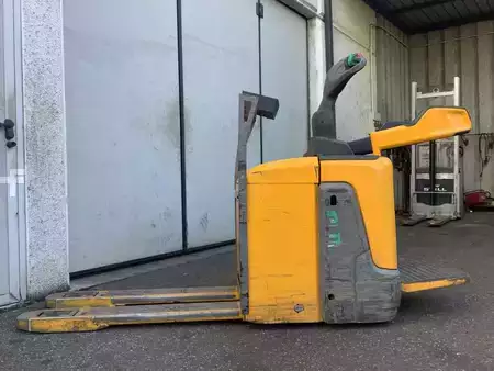 VZV s plošinou pro řidiče 2021  Jungheinrich ERE 120 (3)