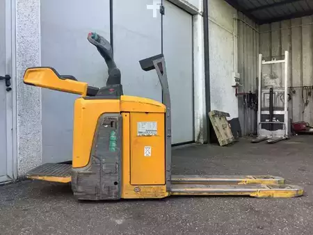 VZV s plošinou pro řidiče 2021  Jungheinrich ERE 120 (4)