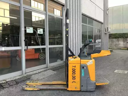 VZV s plošinou pro řidiče 2022  Jungheinrich ERE 120 (5)