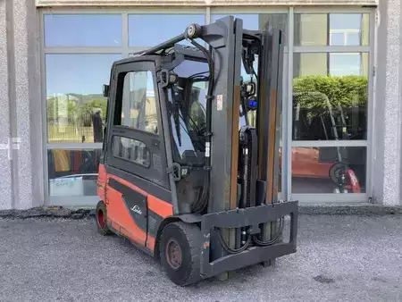 Carrelli elettrici 4 ruote  Linde E30L-01 (1)
