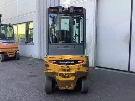 Carrelli elettrici 4 ruote  Jungheinrich EFG 320 (5)