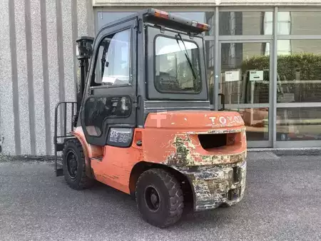 Wózki widłowe diesel 2005  Toyota 62-7FDF30 (2)